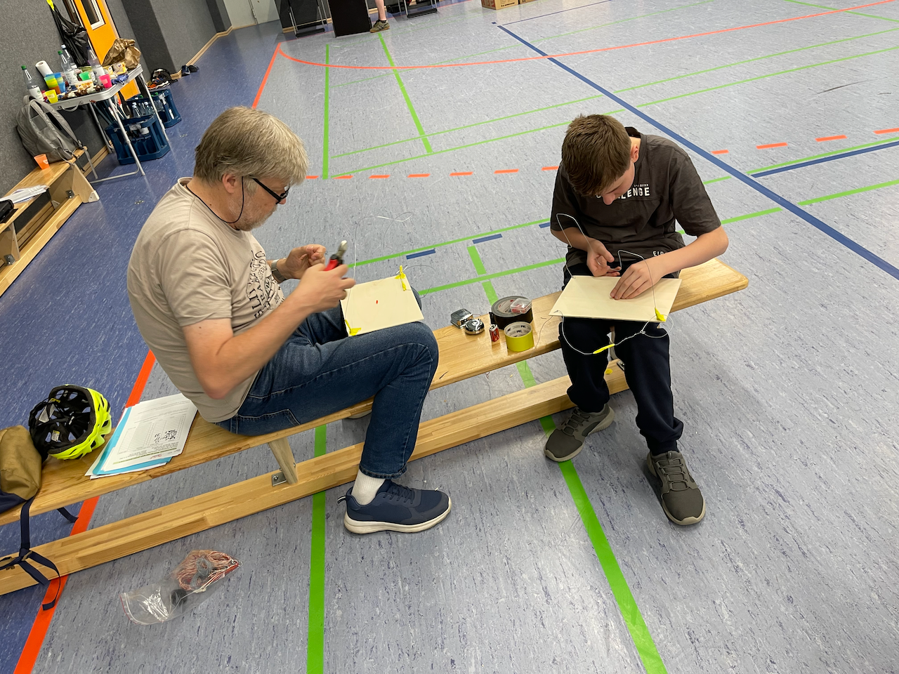 Mann und Junge bauen 
