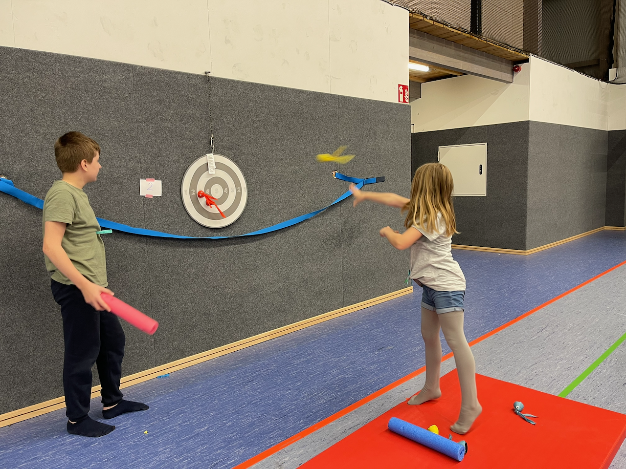 Wurfspiel in einer Turnhalle