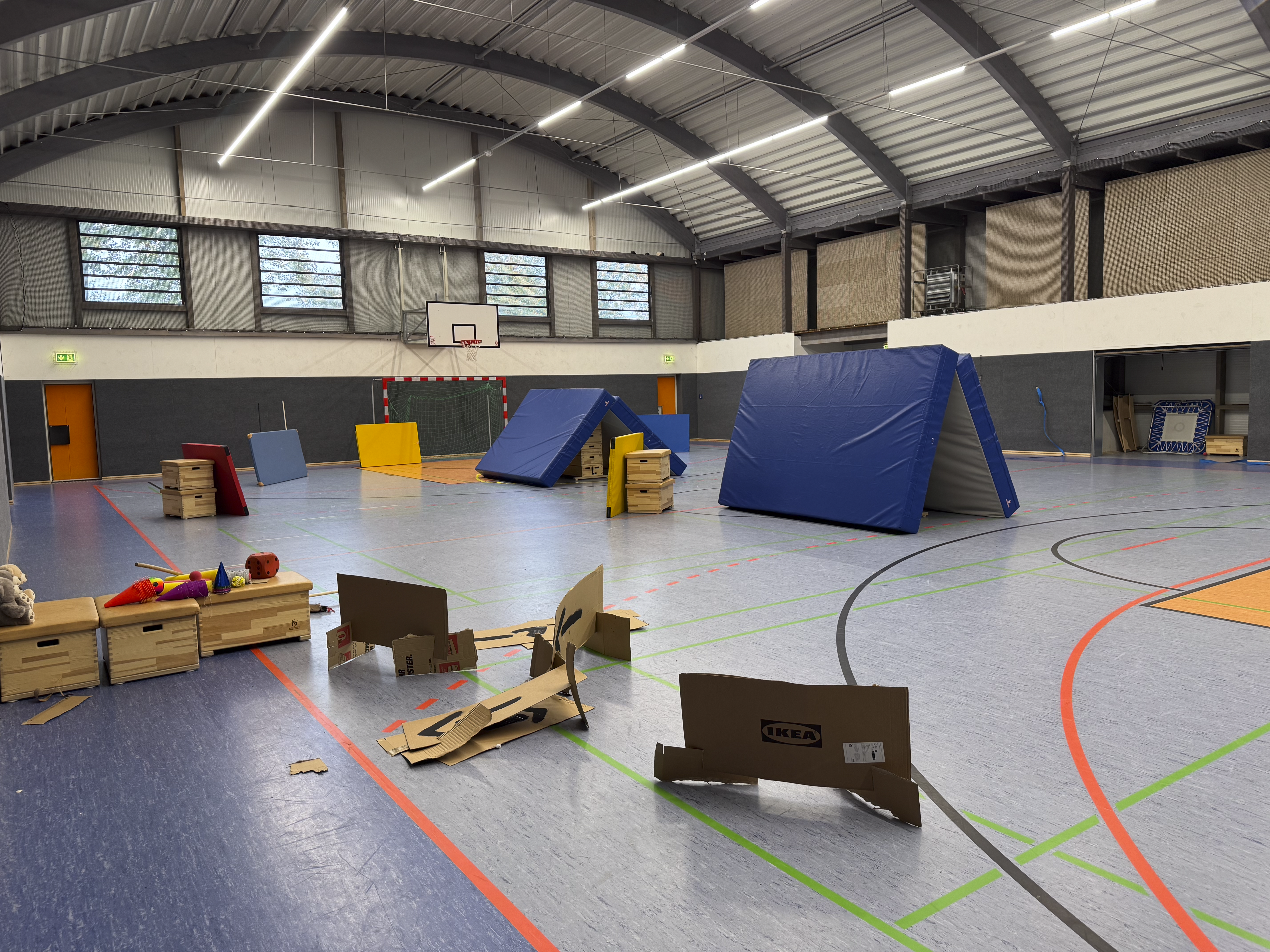 Turnhalle mit Matten und Geräten