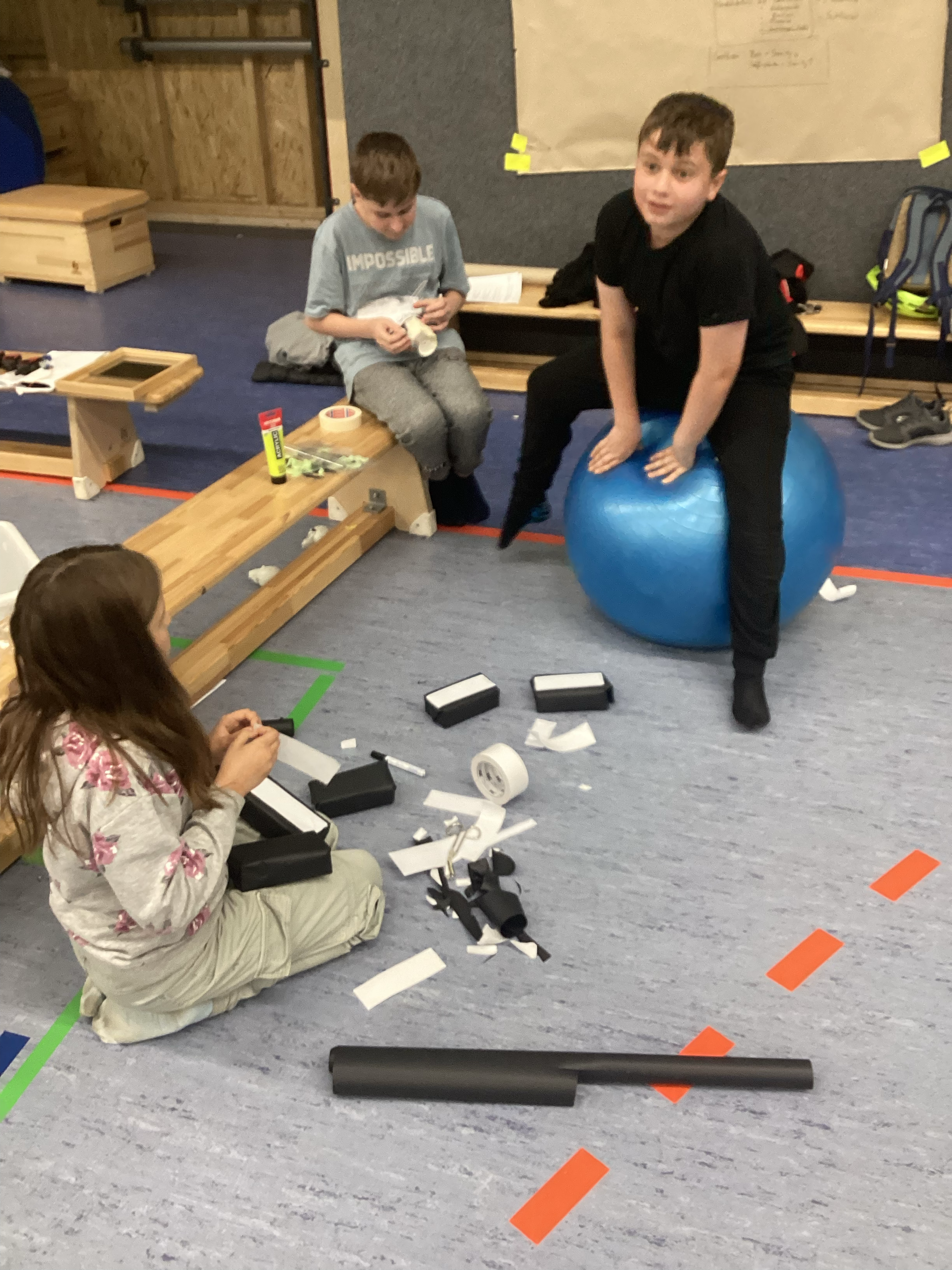 Kinder und Erwachsene planen in einem Workshop