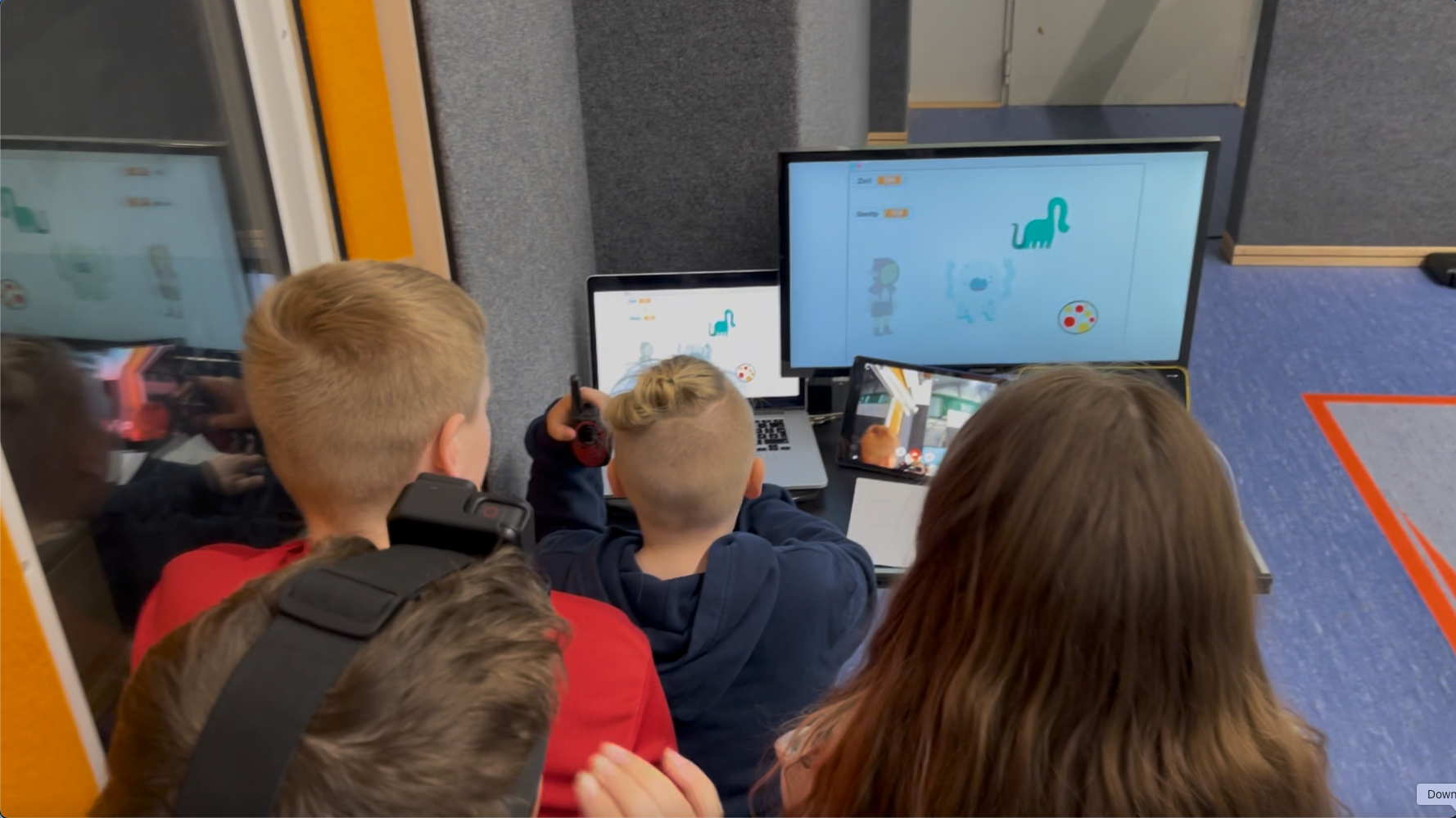 Analoges Phasmophobia: Mehrere Kinder vor Monitoren 