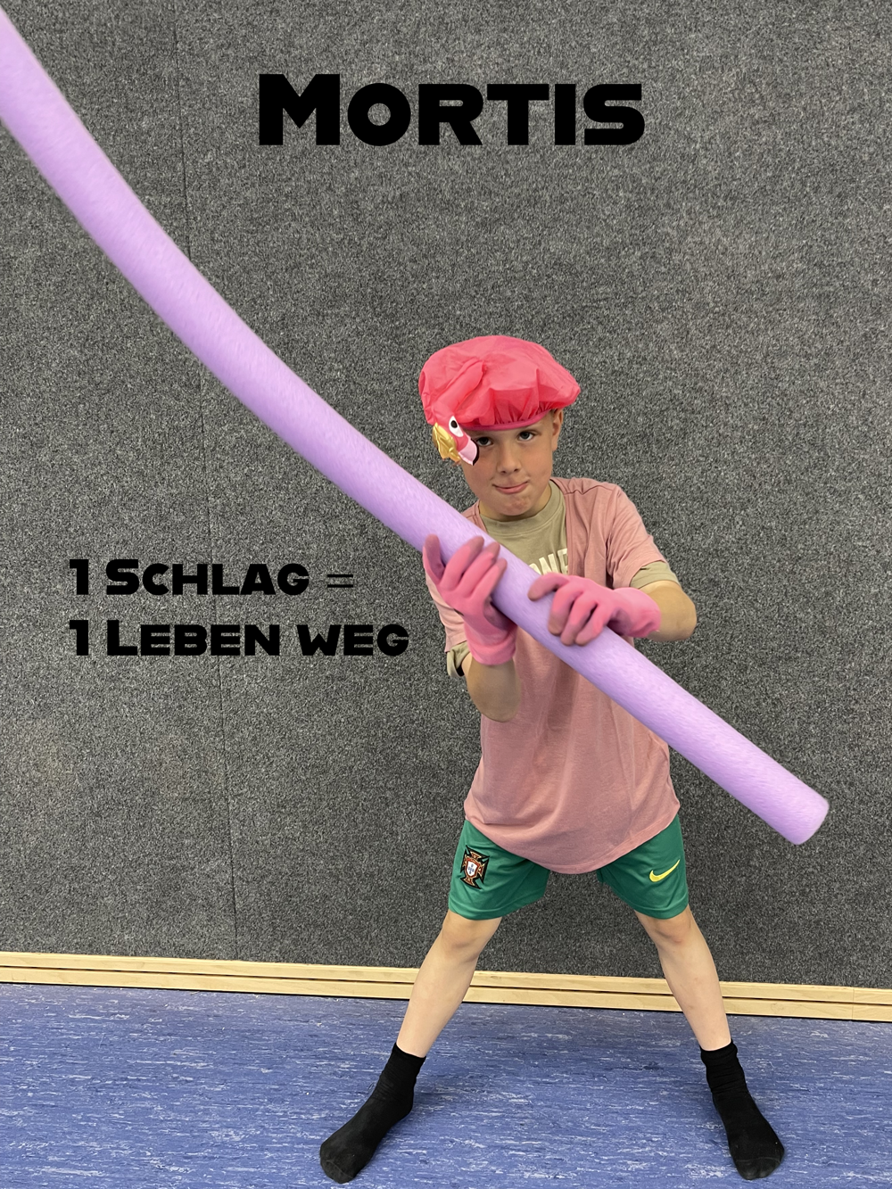 Junge verkleidet als Mortis