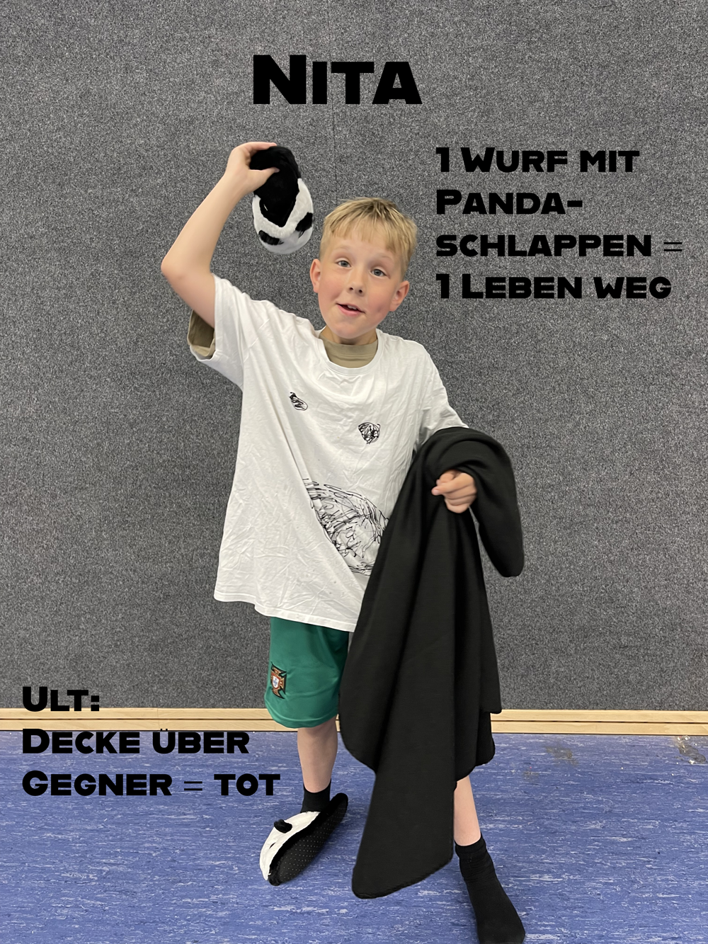 Junge verkleidet als Nita