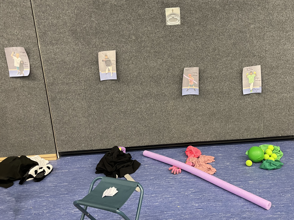 Wand mit Fotos von Brawlern und die Kostüme für analoges Brawl Stars