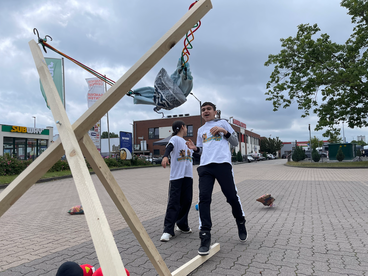 Junge schießt 