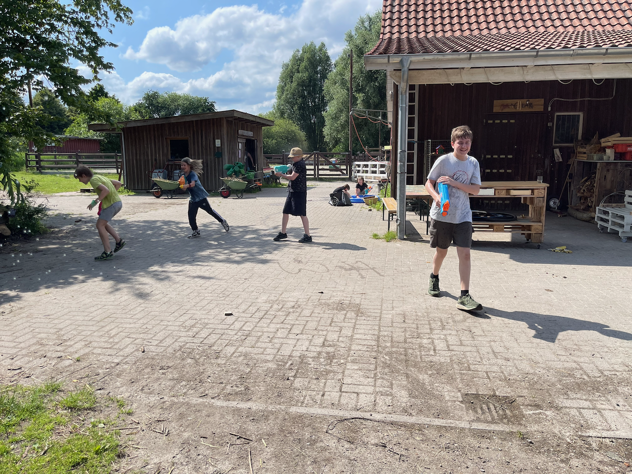 Spiel mit Wasserpistolen