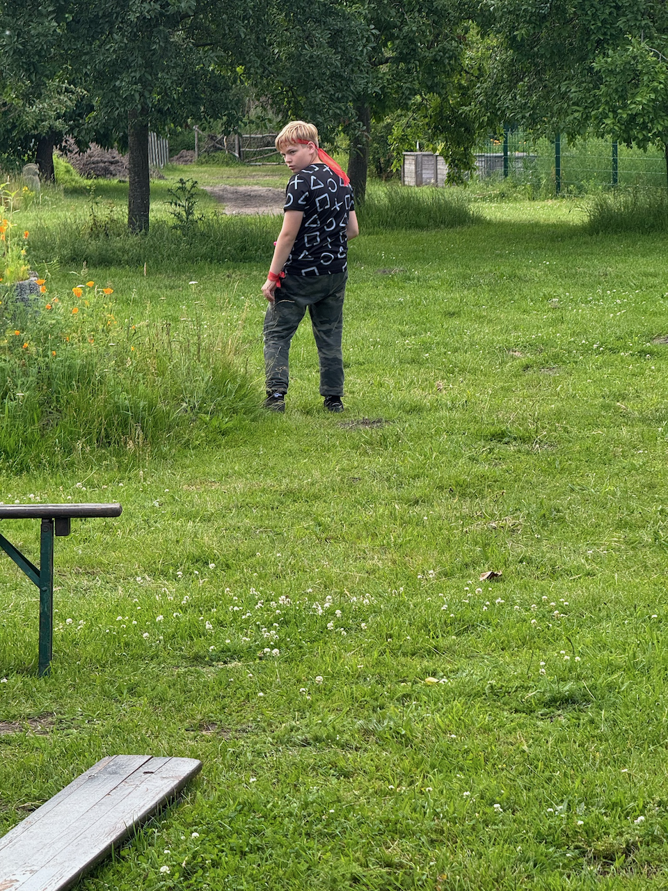 Junge spielt Kämpfer im Grünen