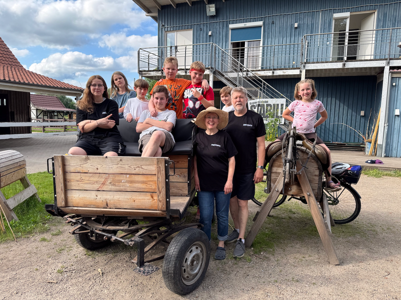 Gruppenbild auf Pferdekutsche