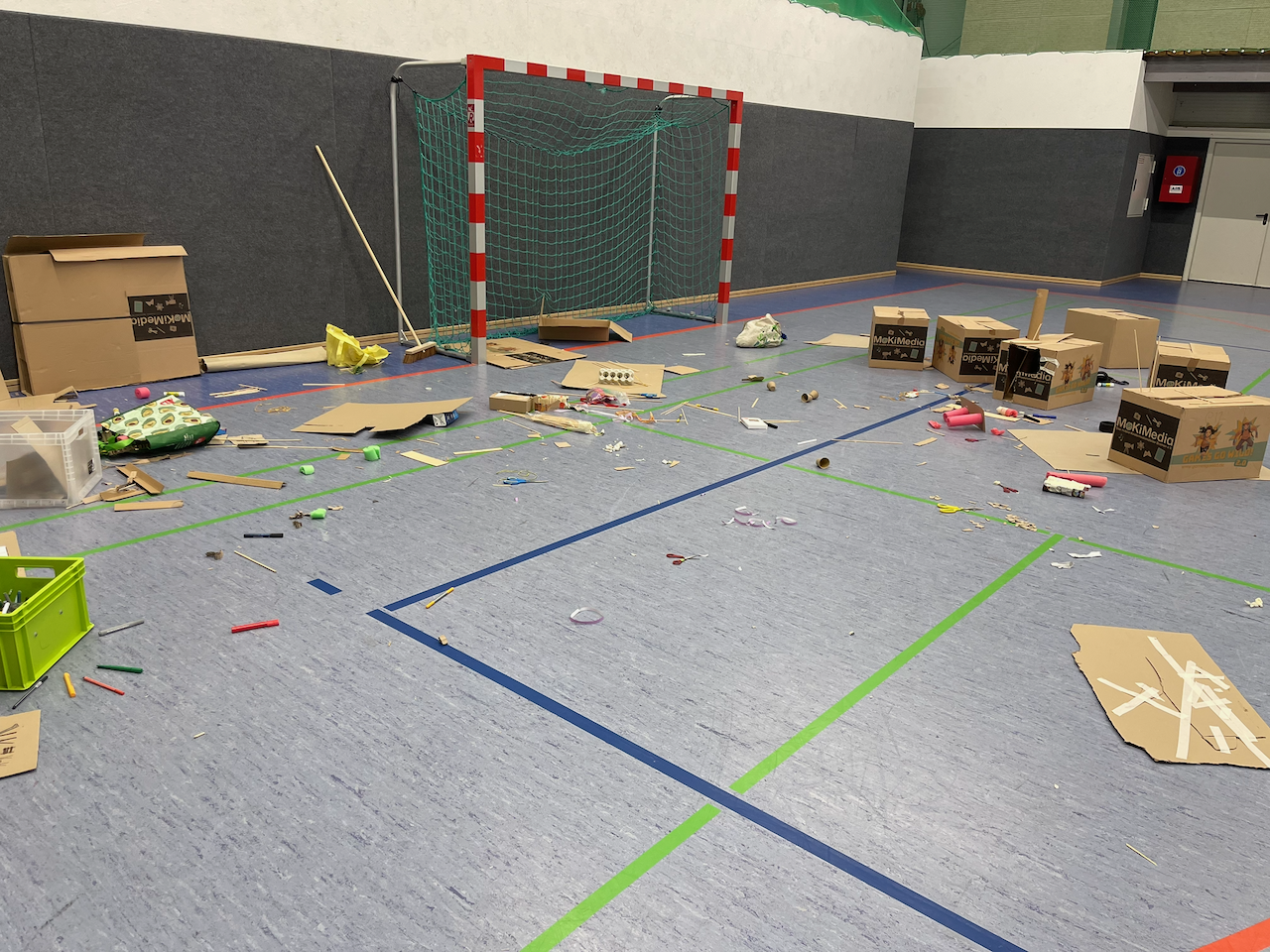 Materialchaos in einer Turnhalle