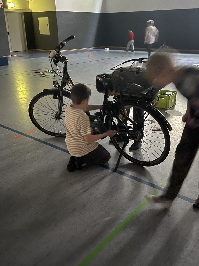 Kinder an Fahrrad lösen Aufgabe bei Spiel