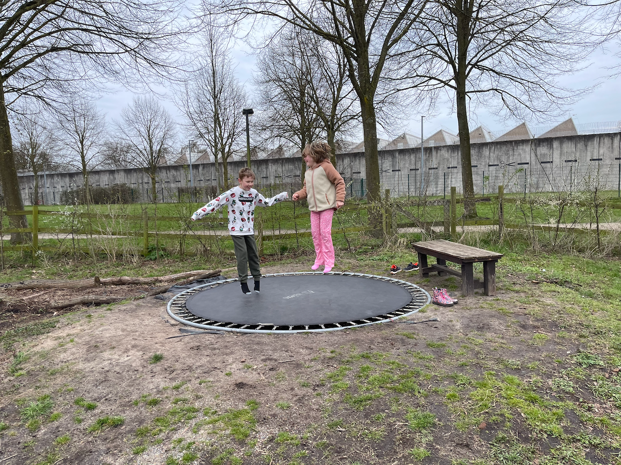 Auf der Erlebnisfarm Ohlenhof: Trampolin springende Kinder