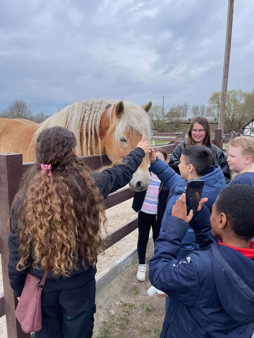 Auf der Erlebnisfarm Ohlenhof: Kinder mit Pony