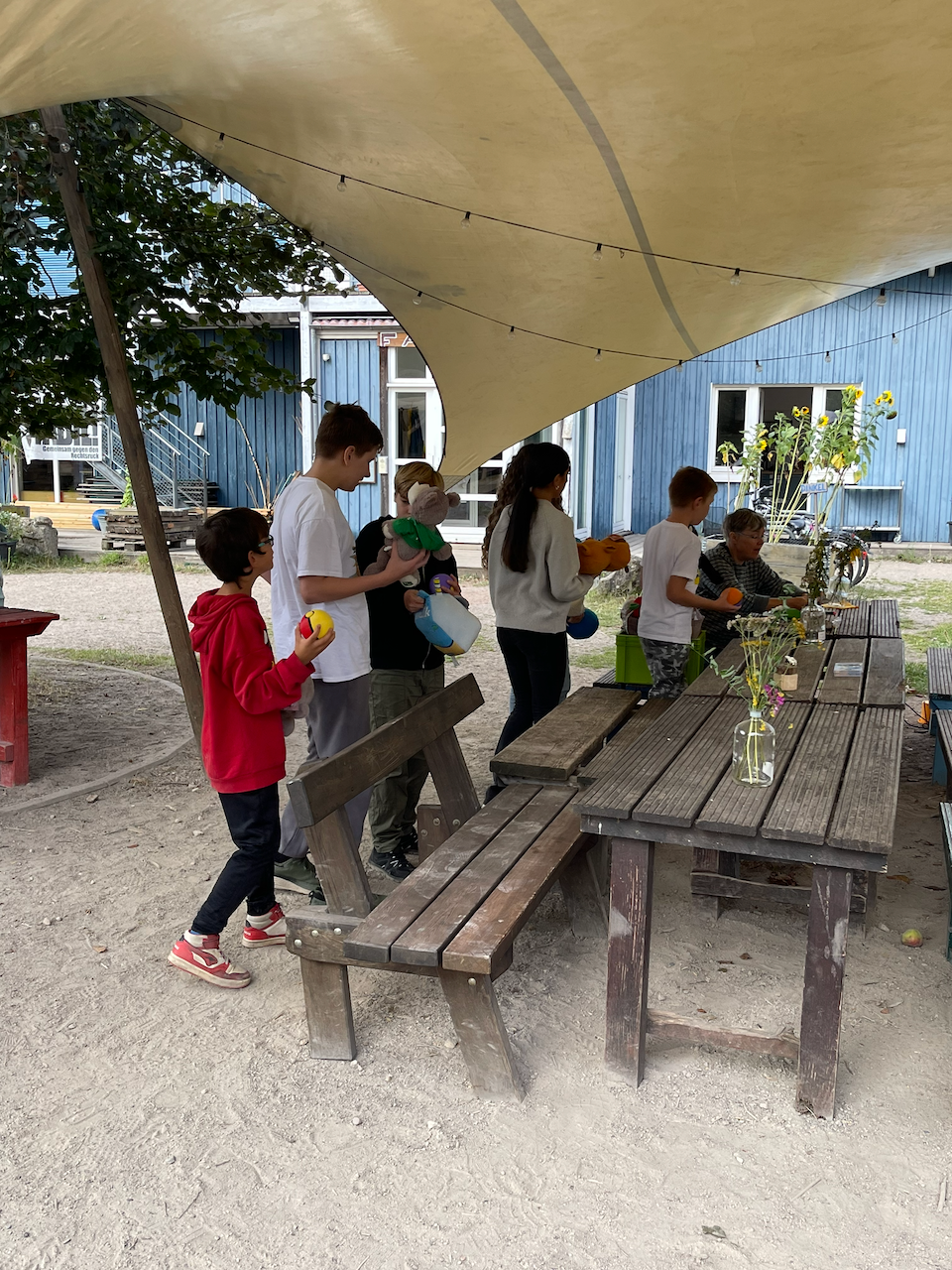 Kinder stehen Schlange beim einem Spiel 