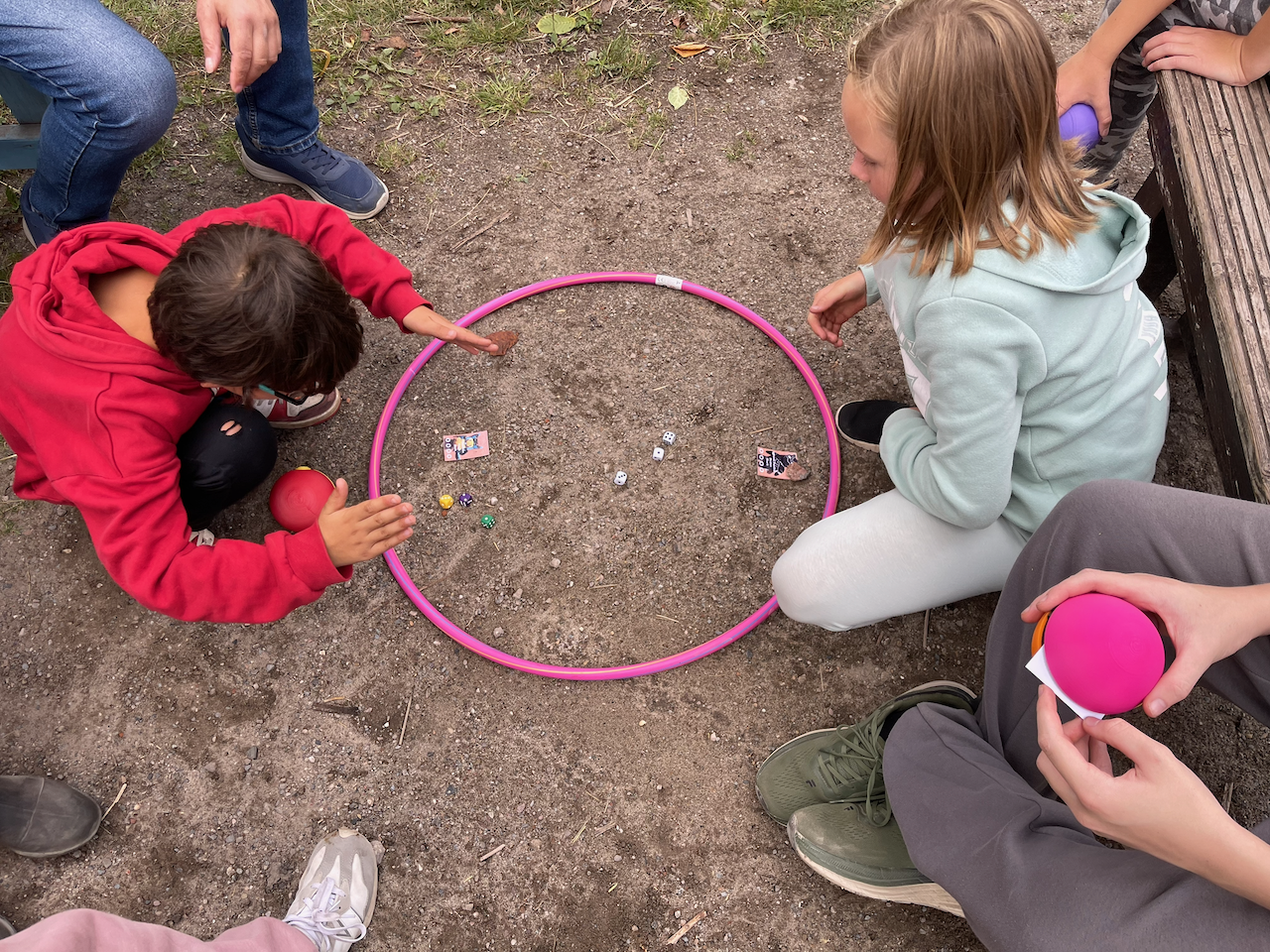 Zwei Kinder kämpfen mit Würfeln um ein Pokemon