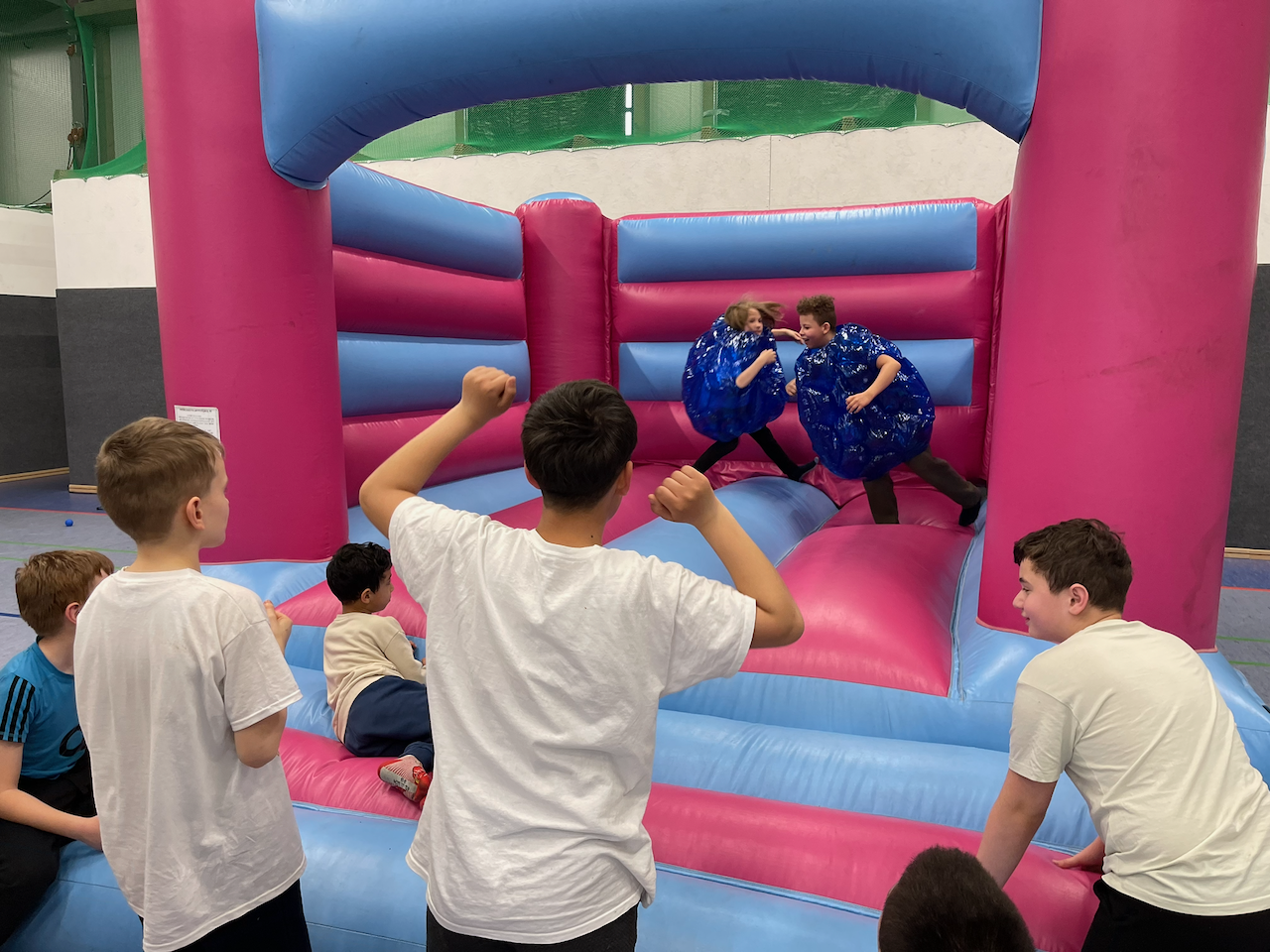 Sumo-Ringkampf auf der Hüpfburg