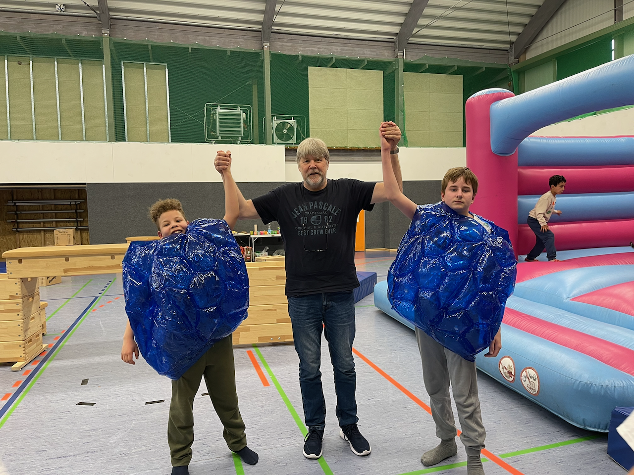 Sumo-Ringkampf auf Hüpfburg: die Gewinner