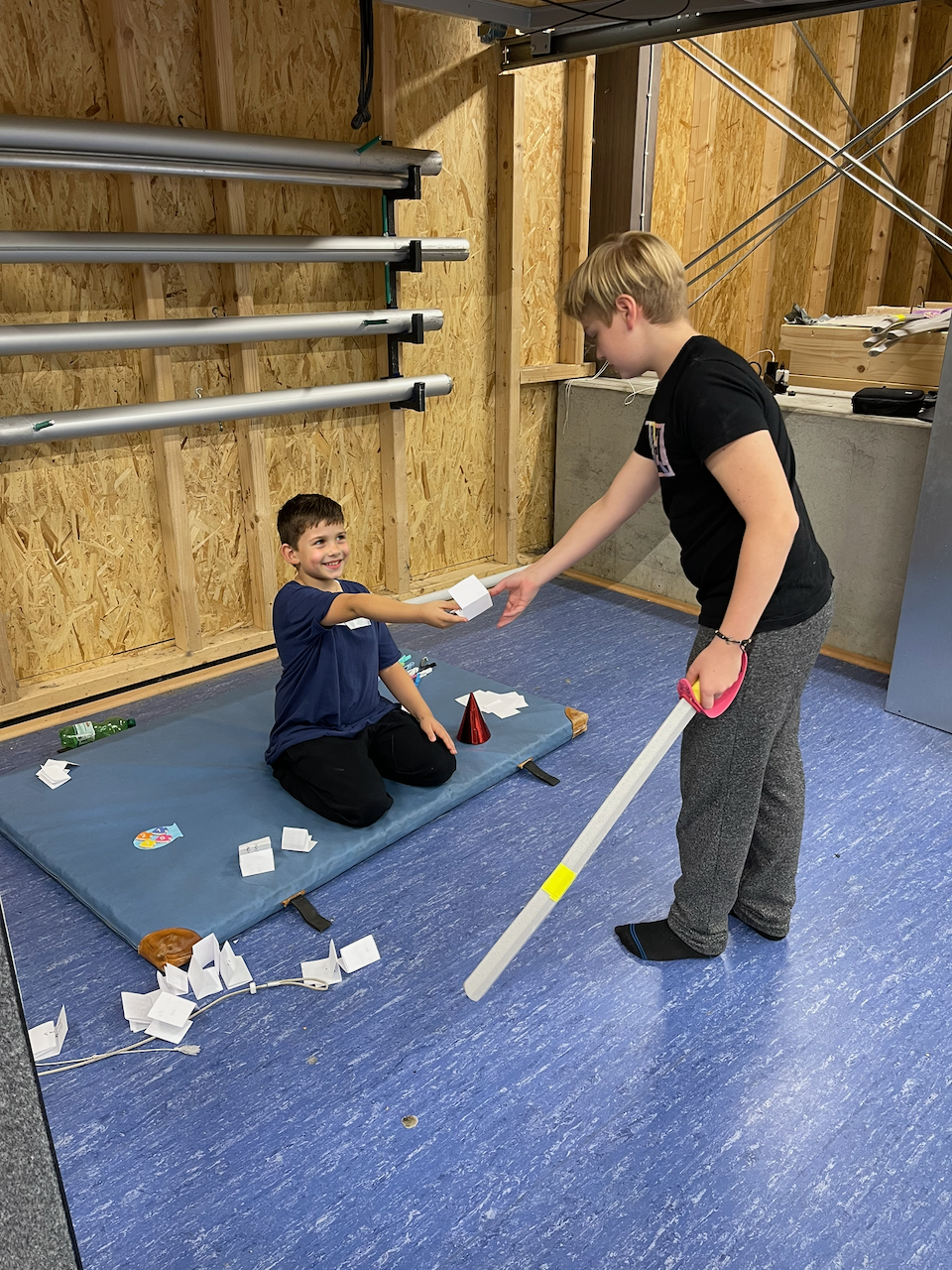 Zwei Jungen im Geräteraum einer Turnhalle