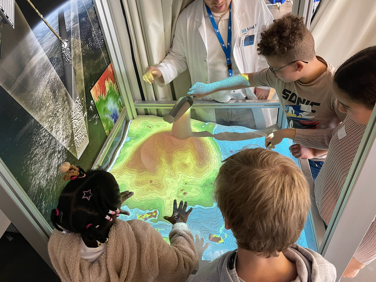 Im DLR Bremen: mehrere Kinder an einer Mitmachstation