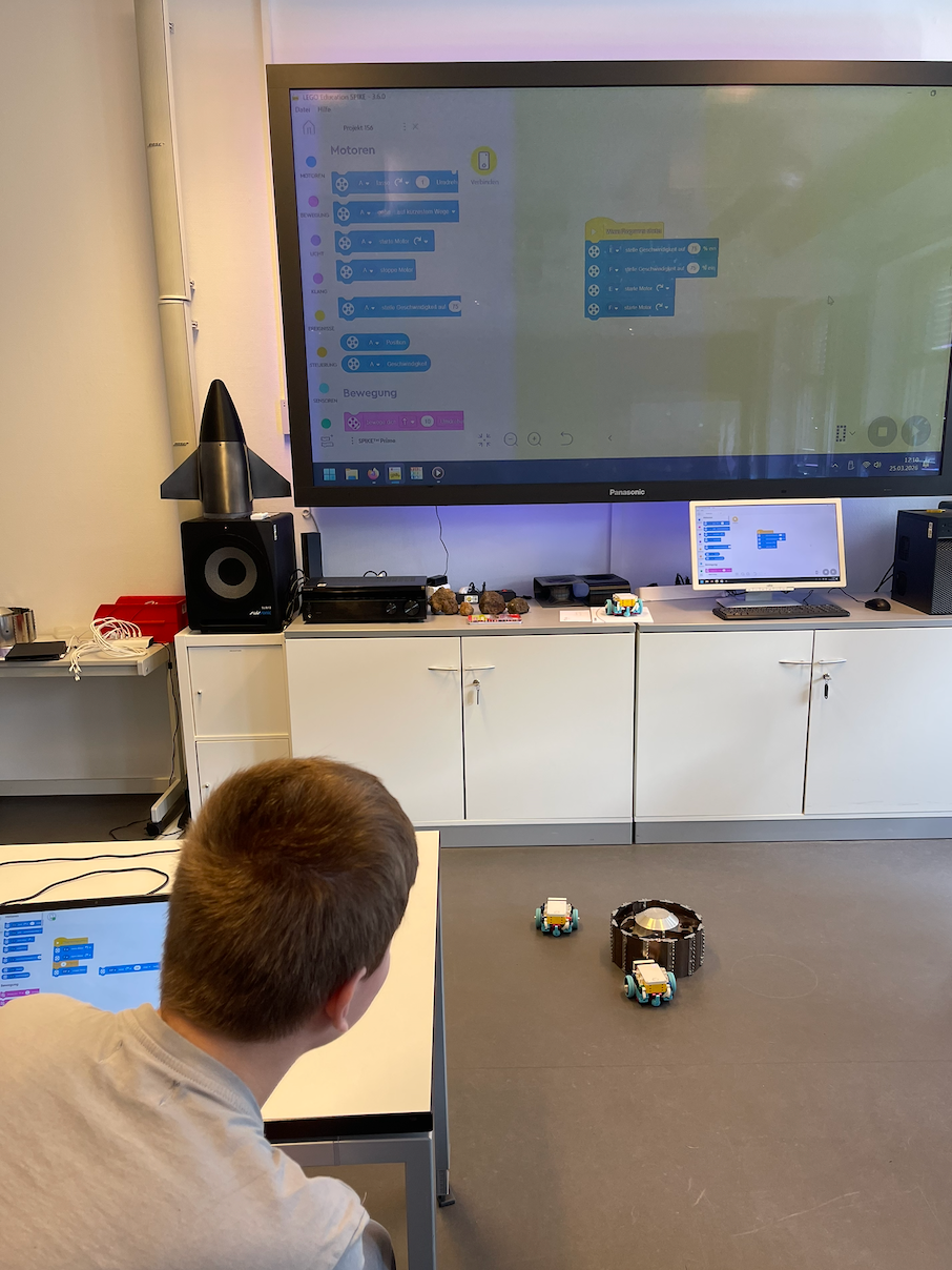 Im DLR Bremen: Junge beobachtet Lego Spike Roboter