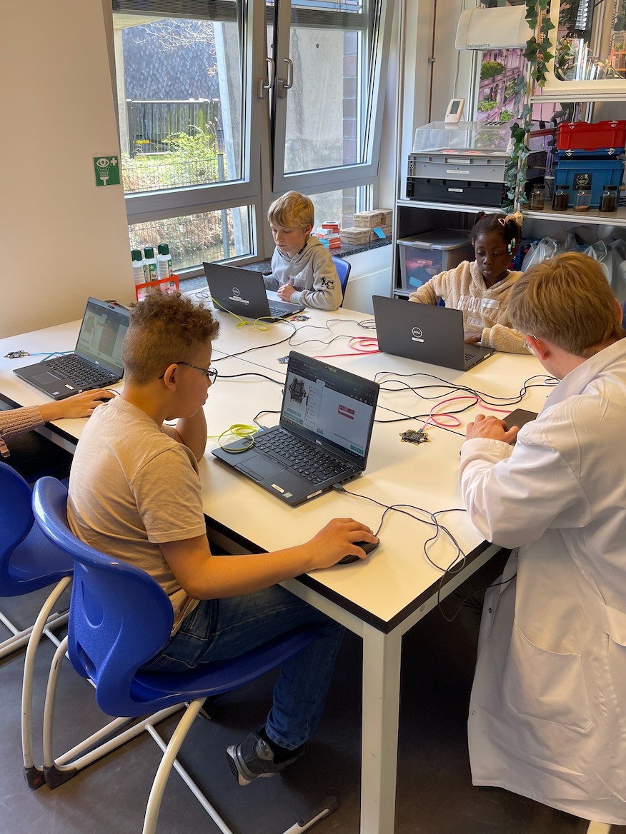 Im DLR Bremen: mehrere Kinder bei einem Calliope Workshop