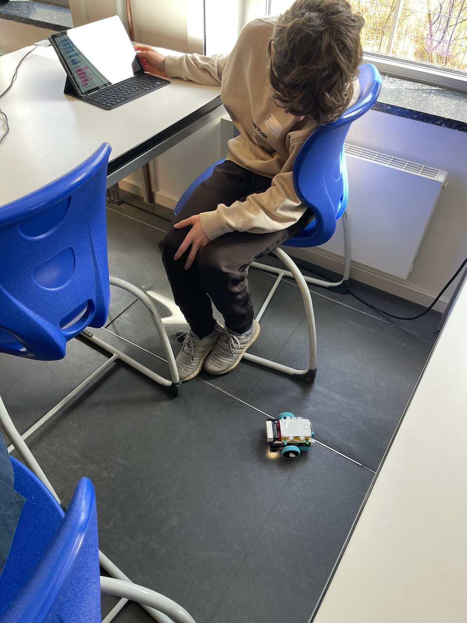 Im DLR Bremen: Junge beobachtet einen Lego Spike Roboter