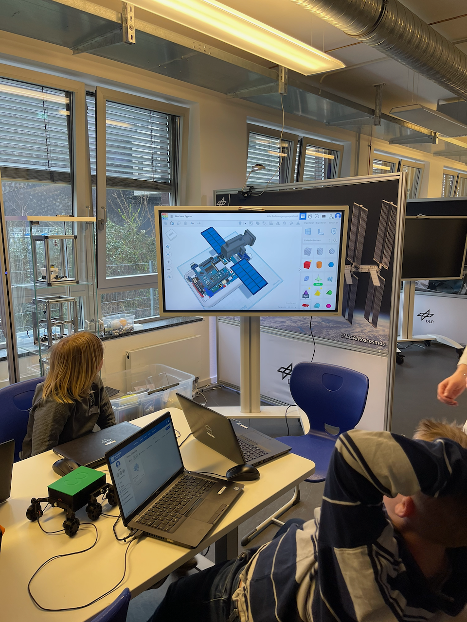 im DLR Bremen: Kinder betrachten eigenen mit Tinkercad gestalteten Marsrover 