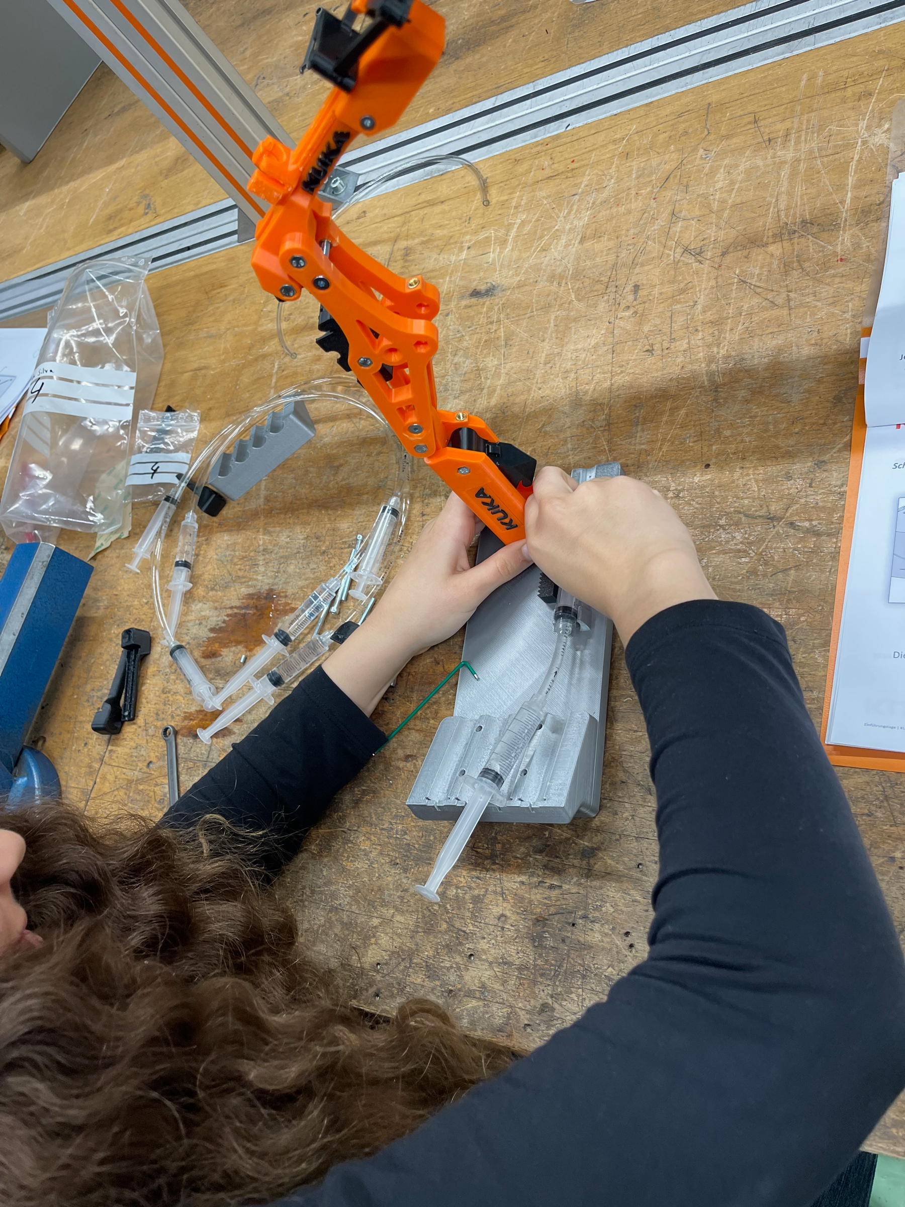 Bei Kuka: die Wasserspritzen werden in den Bausatz gesetzt