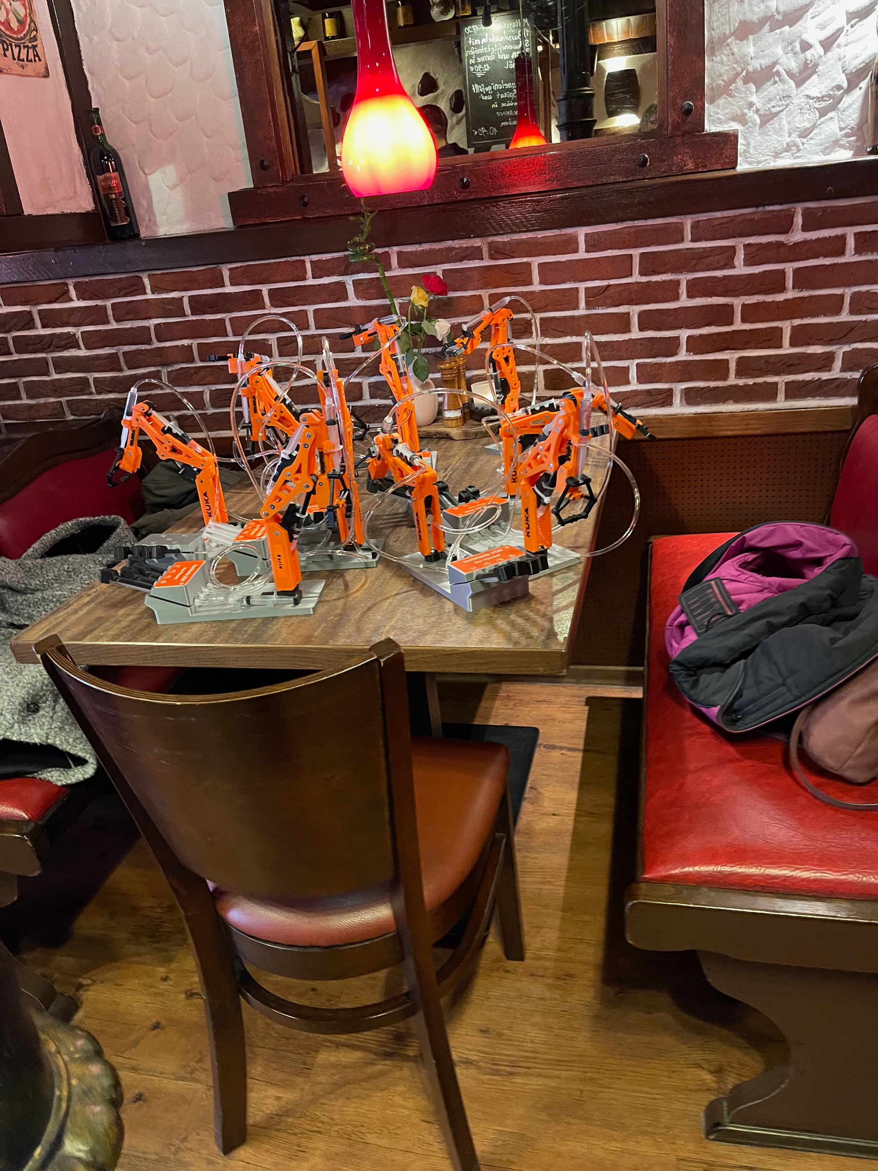 Im Restaurant: mehrere Roboterarme auf Tisch