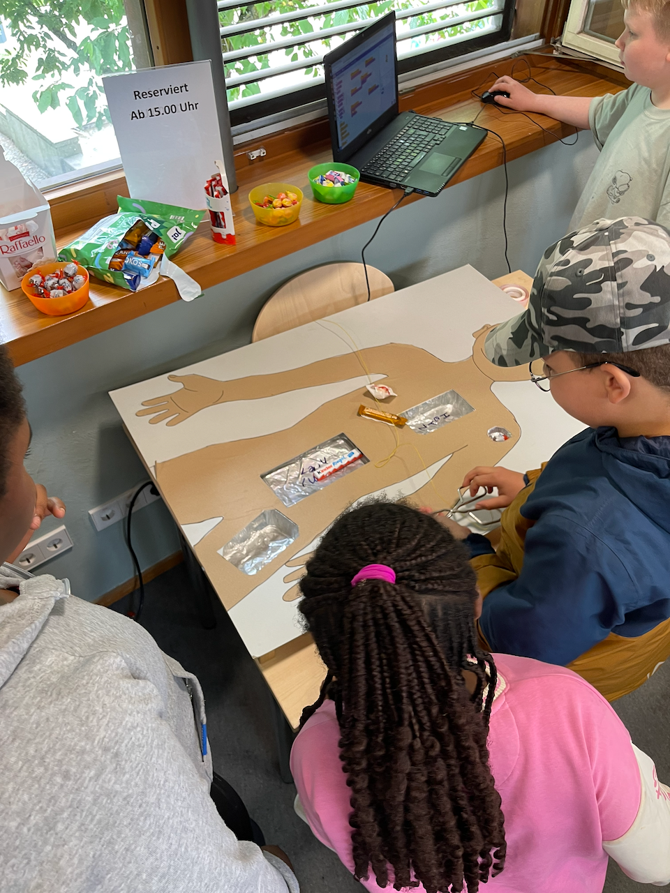 Kinder spielen ein OP-Spiel mit MakeyMakey