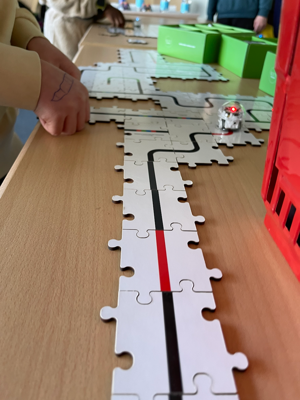 Ozobot-Puzzle auf Tisch