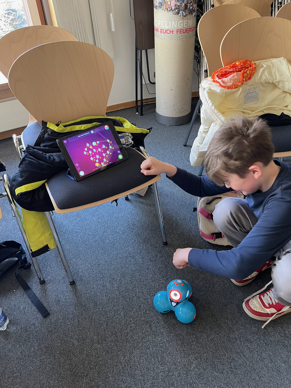 Junge lässt Roboter Dash fahren