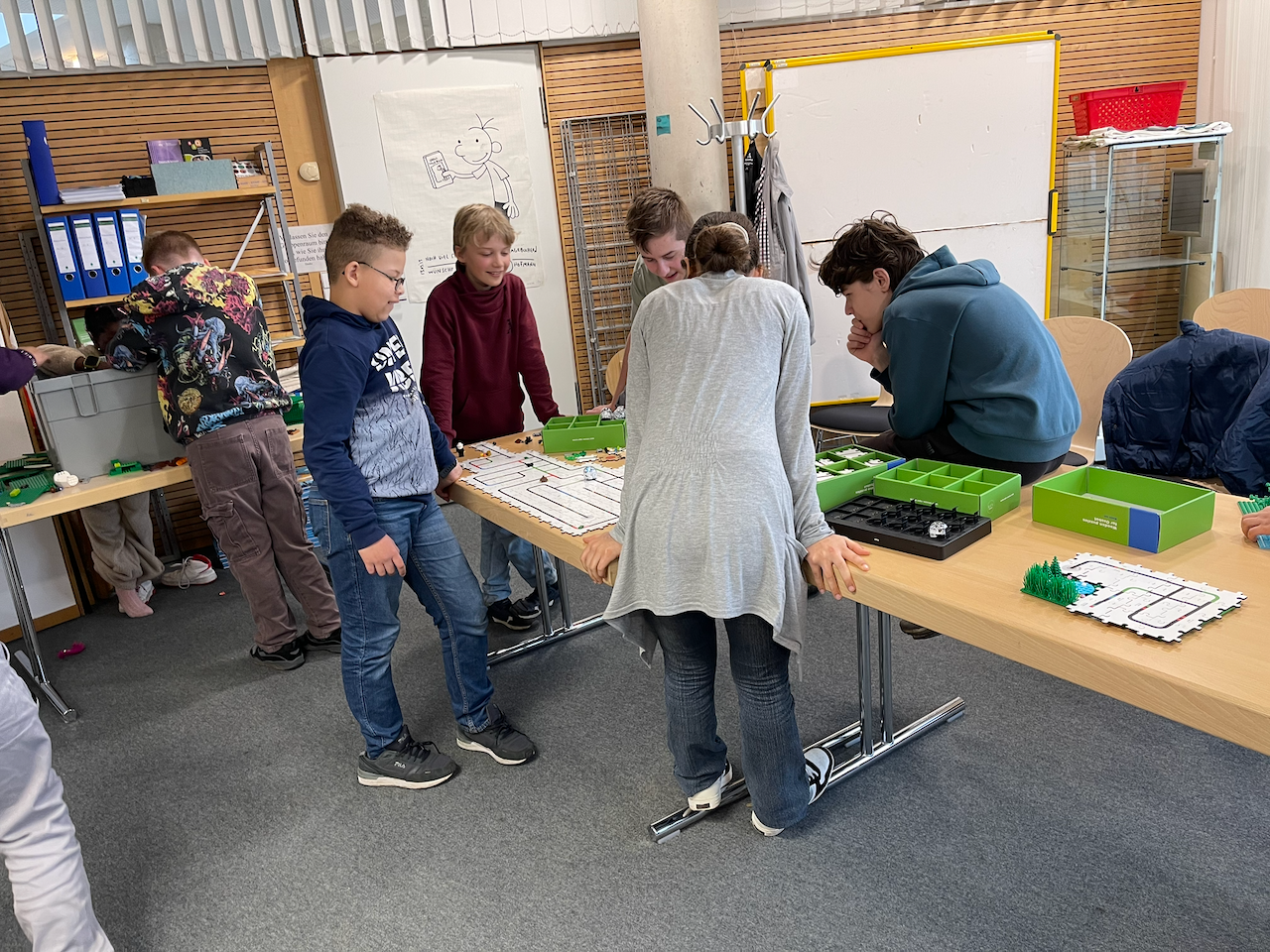 Kinder rund um Tisch mit Ozobots