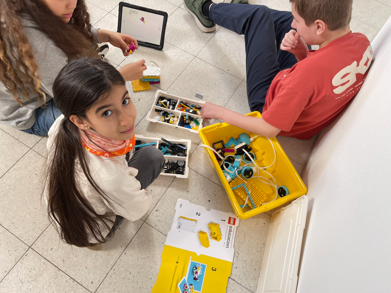 Kinder bauen Lego Spikes