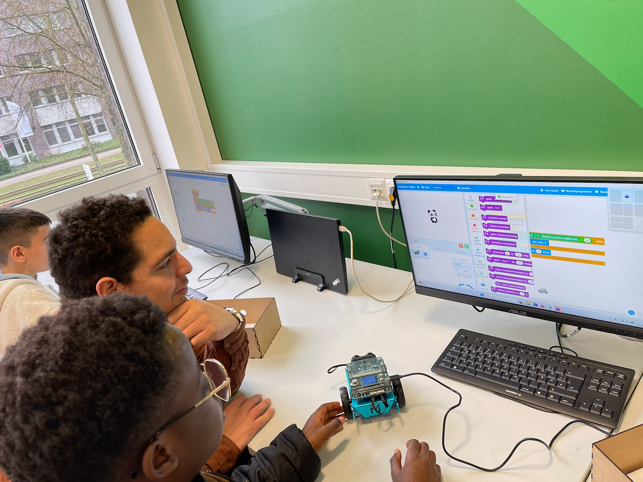 Workshop Kinderuni Bremen: Mann und Junge programmieren mBot