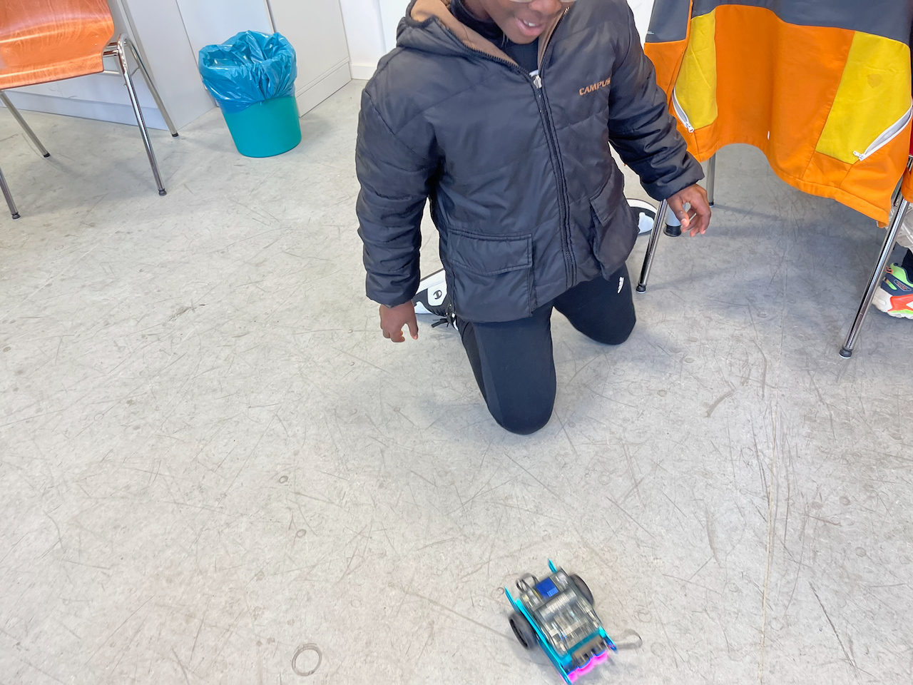 Workshop Kinderuni Bremen: Junge mit fahrendem mBot